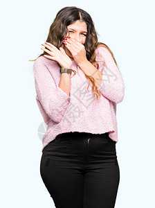 穿粉红色毛衣的年轻美女闻到臭味恶心难以忍受的气味图片