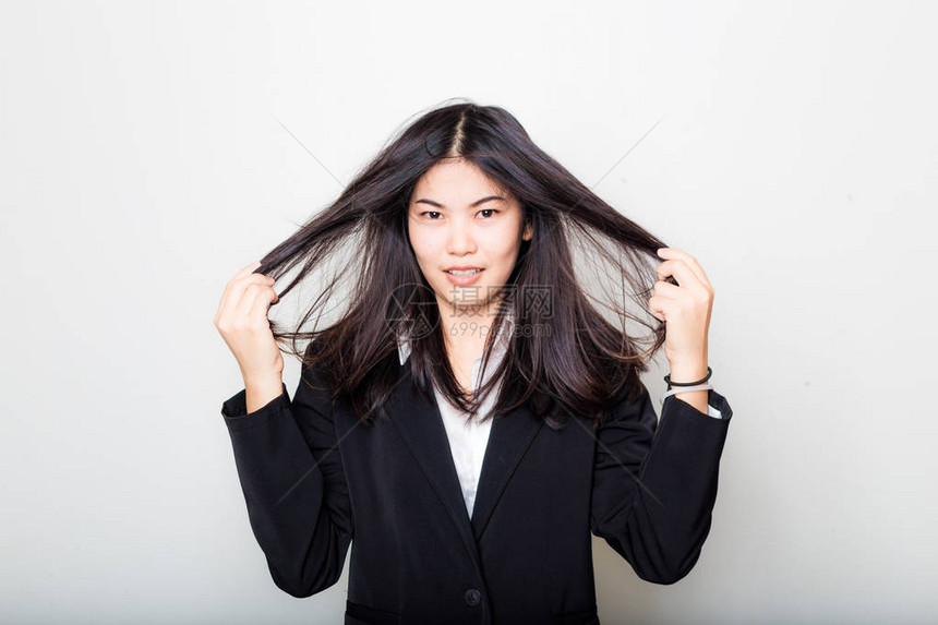 商业女商人擦头发感到疲劳和更能工作图片