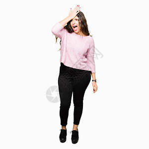 穿着粉红色毛衣的年轻美女因犯错而惊讶地手放在头上图片
