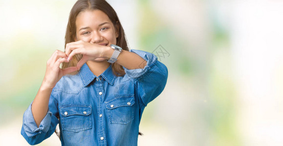 年轻美丽的黑发女人图片