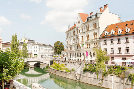 Ljubljanica河沿岸的餐馆和咖啡馆图片