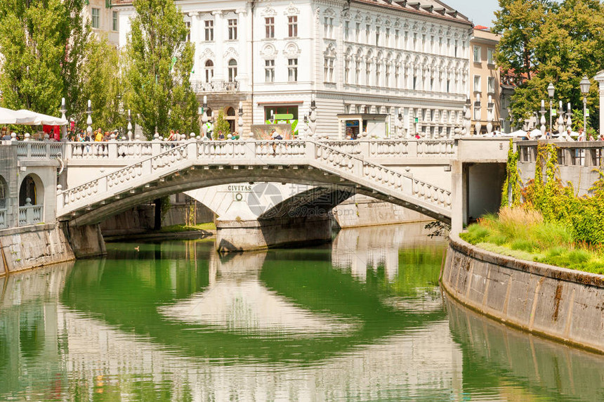 斯洛文尼亚卢布尔雅那市中心卢布尔雅尼察河上著名的三桥Tropoto图片