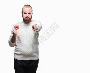 年轻的白种人嬉皮士男子在孤立的背景下吃甜圈图片