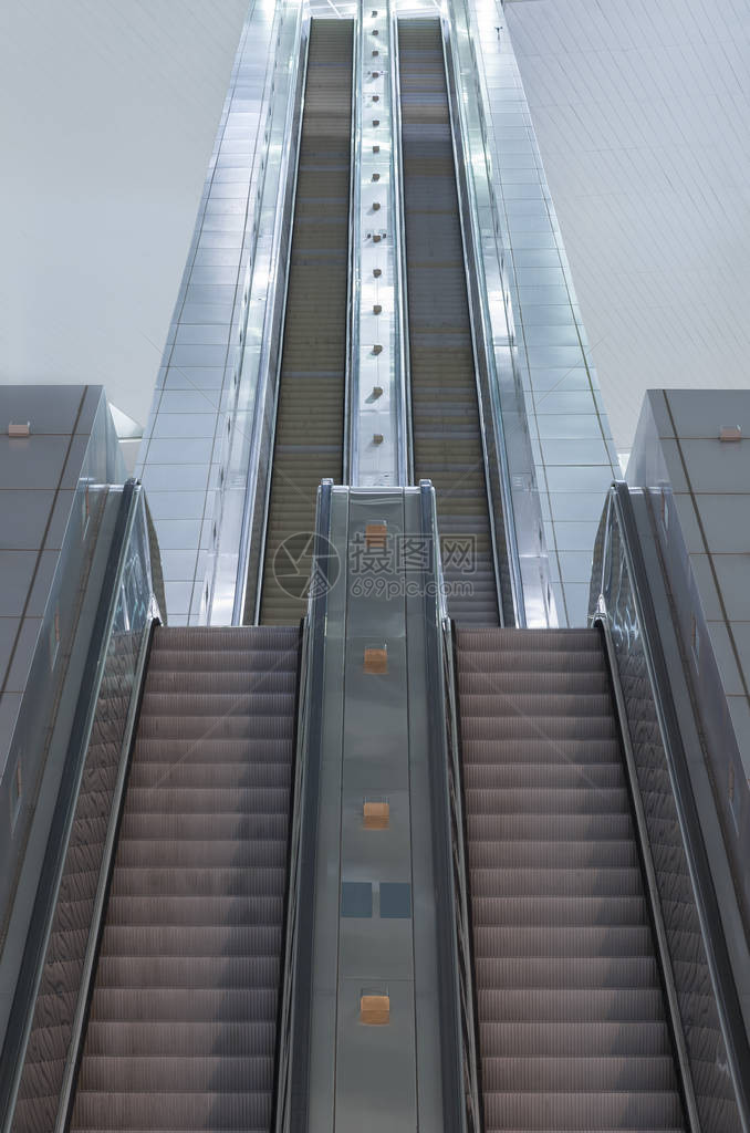 透视自动扶梯楼在contem内的广角视图图片