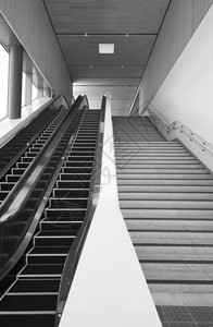 空的现代自动扶梯和楼梯图片