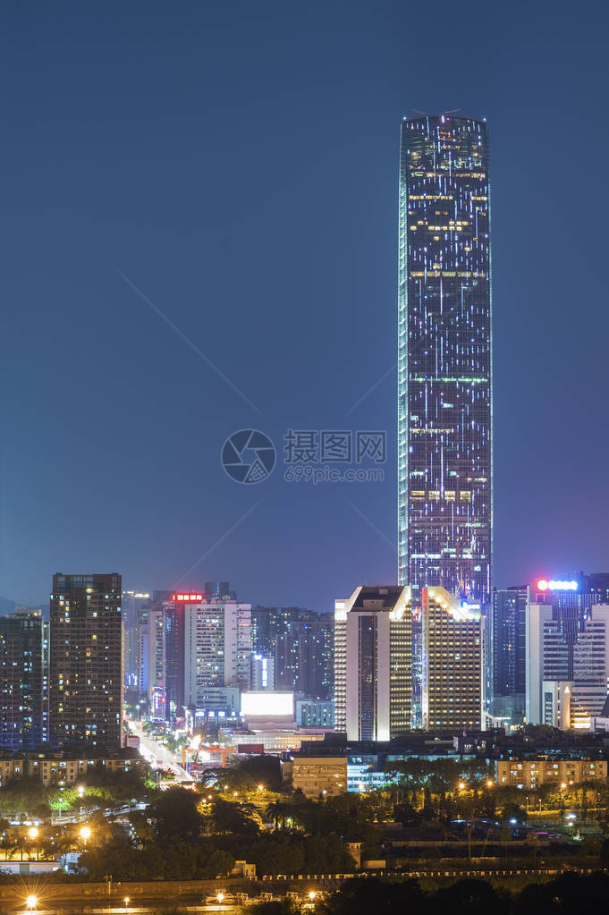 黄昏时分深圳市的天际线从香港看图片