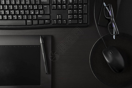 黑色办公桌加Pc平板电脑和图片