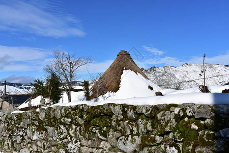 西班牙用石头和稻草建造的古老的白雪皑的帕洛萨房子山村图片