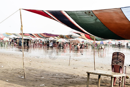 海滩市场观新年节庆期间游客和销售商挤满图片