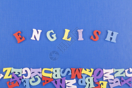 蓝色背景上的英文单词由彩色abc字母块木字母组成图片