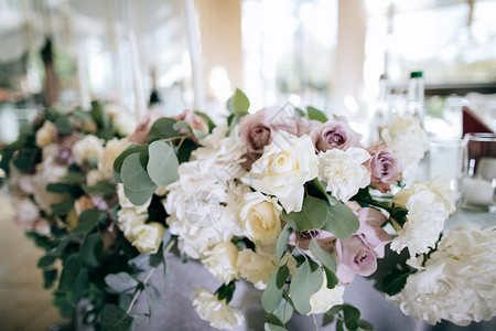 桌上摆着鲜花的婚礼花束图片