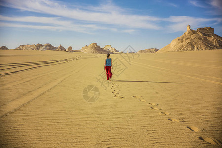 走在沙漠中的年轻女人高清图片