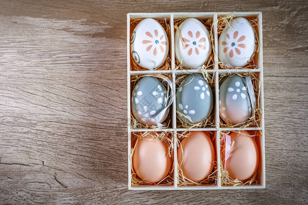 复活节鸡蛋画在礼品盒里照图片