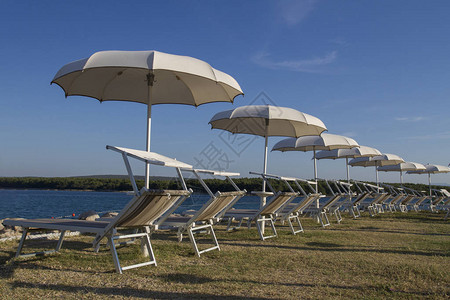 夏季大海景克罗地亚海滩的美景清澈的海水和沙滩伞亚得里亚海在克罗地亚背景图片