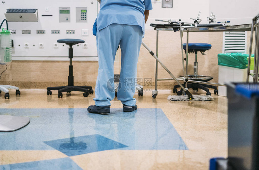 一位在手术室打扫清洁的医院工作人图片