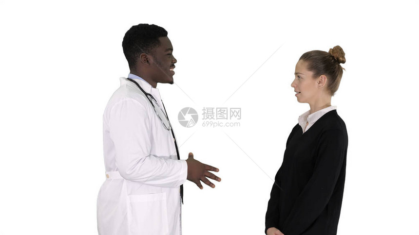 中景男非洲医生与白色背景的女患者交谈4K分辨率的专业拍摄012您可以在例如商业视频医疗商业演示图片