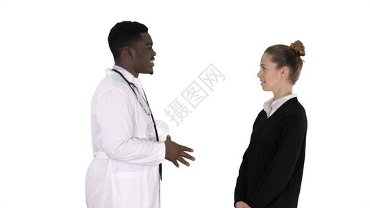 中景男非洲医生与白色背景的女患者交谈4K分辨率的专业拍摄012您可以在例如商业视频医疗商业演示背景