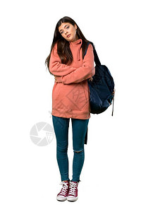 一个穿运动衫和背包的青少年女孩在抬起肩膀时作出怀疑姿态图片