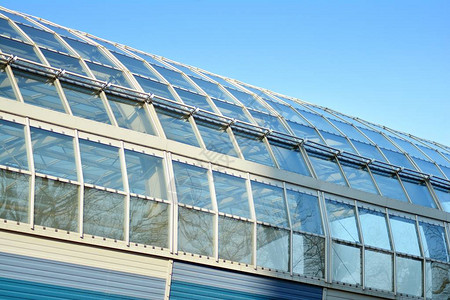 带玻璃窗和屋顶的现代建筑图片