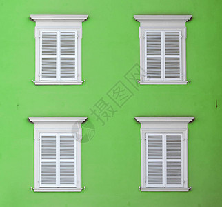 白色和白色墙壁的木制门窗图片