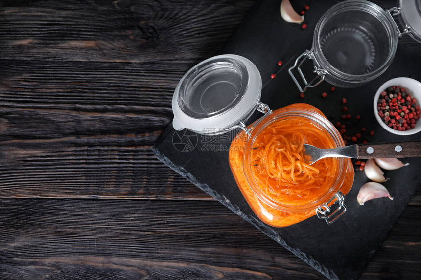 罐子和美味的发酵胡萝卜图片