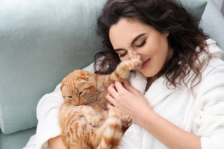 家里有可爱逗猫的年轻女人图片