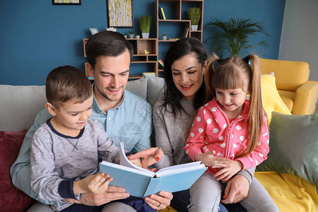 幸福一家人在家看书图片