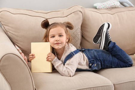 可爱的小女孩在家看书图片