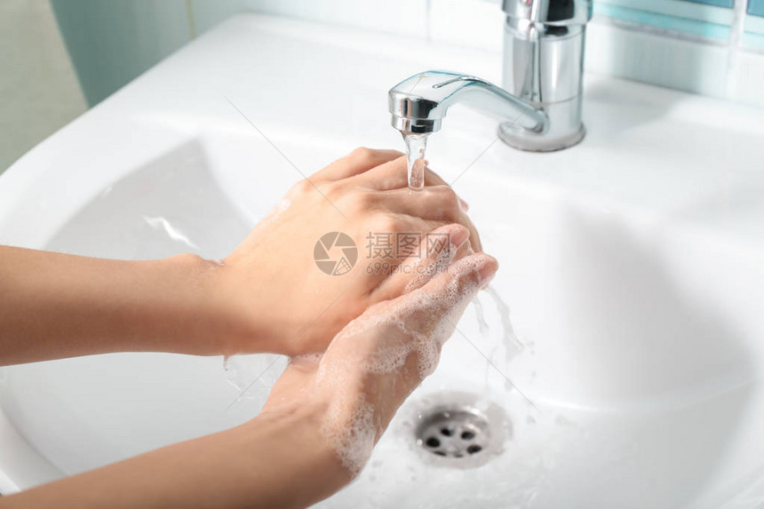女人在水槽里洗手图片