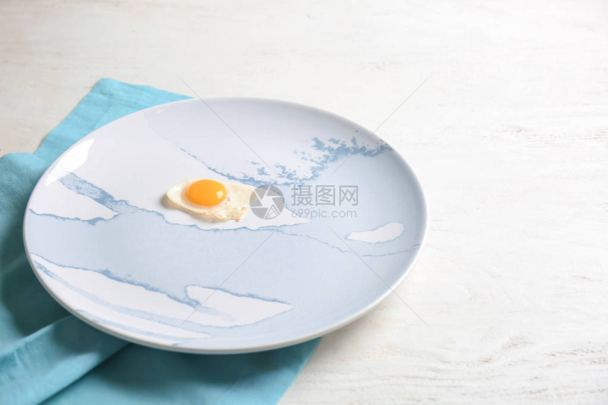白木桌上放着炸鹌鹑蛋的盘子图片