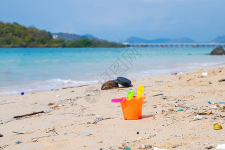 肮脏的海滩造成不守纪律的倾销热带海滩上的污染环境污染泥滩图片