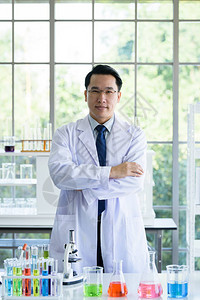 亚洲实验室科学家在实验室用测试管工作图片