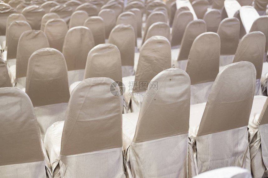 婚礼活动大厅里的一排婚礼椅子图片