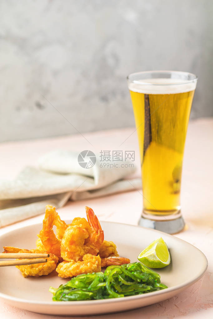 FriedShrimps红宝石浅板石灰和粉红或桃子混凝土地表背景的啤酒杯Seafood观食菜盘可复制成日本或东亚风图片