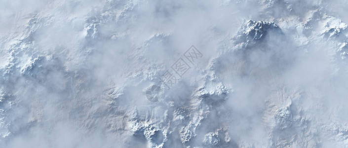 雾中崎岖陡峭的雪山空中图片