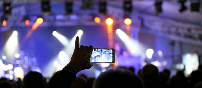 用现代智能手机拍摄摇滚音乐会时图片