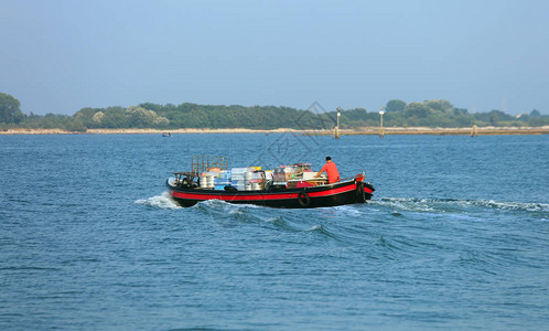 在意大利北部亚得里亚海的威尼斯环礁湖运输货物的大驳船图片