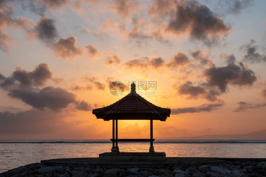 清晨在巴厘岛的萨努尔海滩上沿海岸防波堤图片