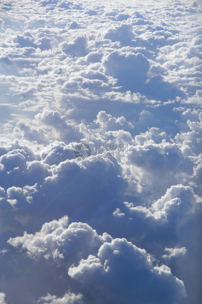 从飞机窗口在白云上的美丽景色从飞机窗口到飞下来的白云的美妙景色美丽的白云与天堂的风图片