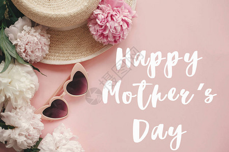 母亲节快乐的文字标志是时尚的少女粉色复古太阳镜白色和粉色牡丹柔和粉图片