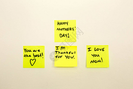 母亲节快乐日的笔记提醒人们在墙上贴图片