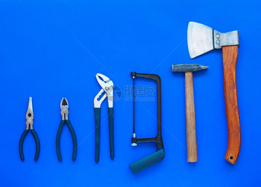 蓝色背景上的细木工具放置文本父亲节的概念图片