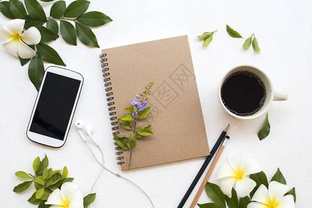 笔记本笔记本平板机商业用移动电话和花的frangip图片