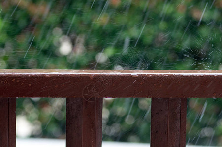 木栏杆上的雨滴图片
