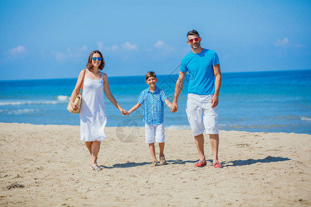 三个欢乐家庭在暑假休图片