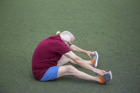 这位老人正在露天的体育场内练习健康生活方式的概念和为每个人提供的运动训练公共场所背景图片