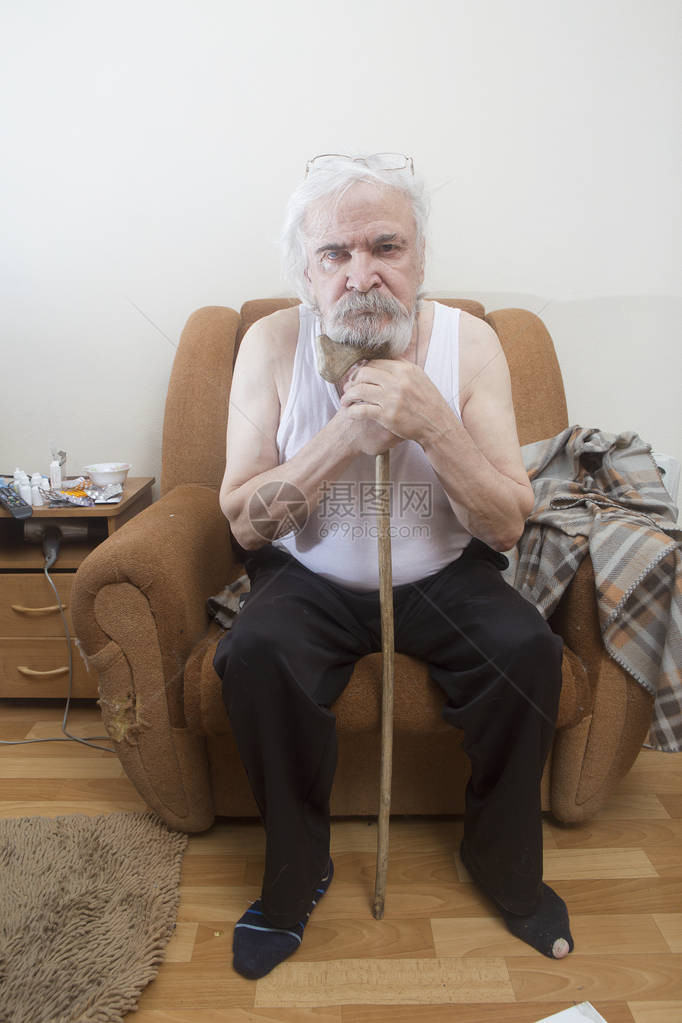 一个孤单的老病态穷人患有白内障和青光眼病独图片