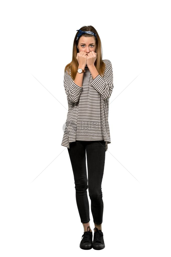 一名戴头巾紧张害怕在孤立的白色背景上亲手张嘴的年轻女子图片