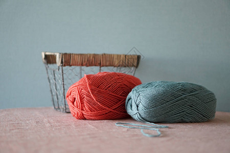 编织时的颜色线Yarn球和篮子图片