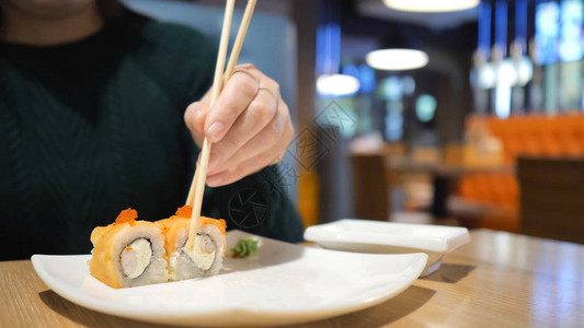 日本菜和菜的概念餐厅里那个不知名的姑娘有木棍片寿司和卷子图片